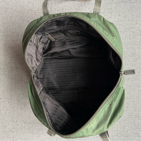 ❌❌❌❌ SOLD ❌❌❌❌

Prada Green Satchel with Leather Handles and Logo - Picture 9 of 14